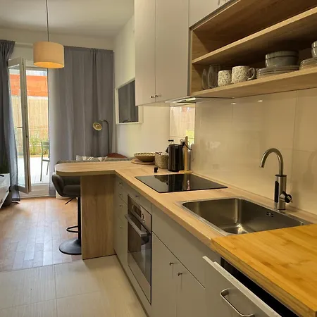 Point Apartment Split