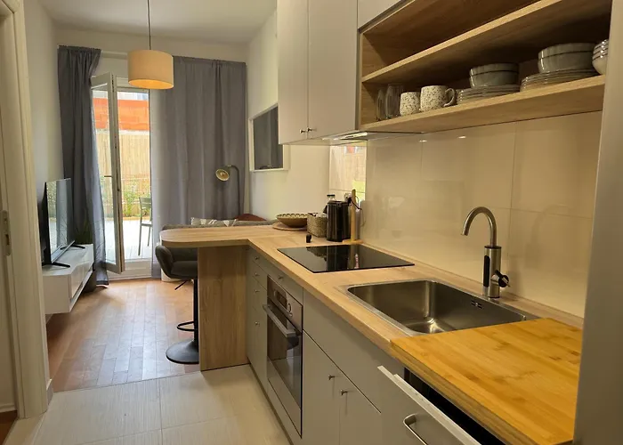 Point Apartment Split