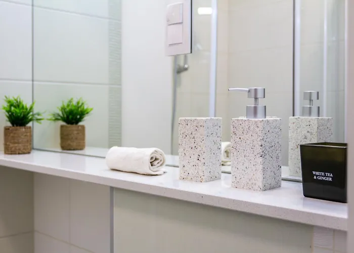 Point Apartment Split